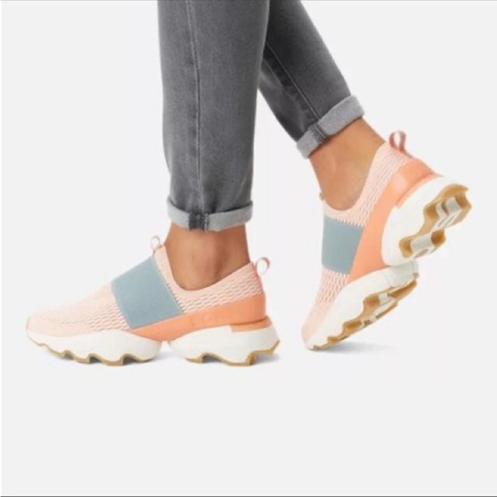New In Box Sorel Kinetic Strap Sneaker in Peach Blossom